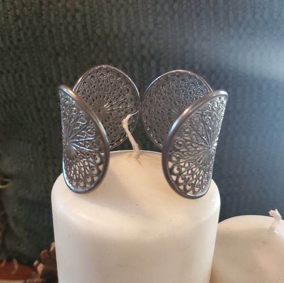 Classic Lia Sophia Cuffs (3 Styles) - Picture 4 of 9